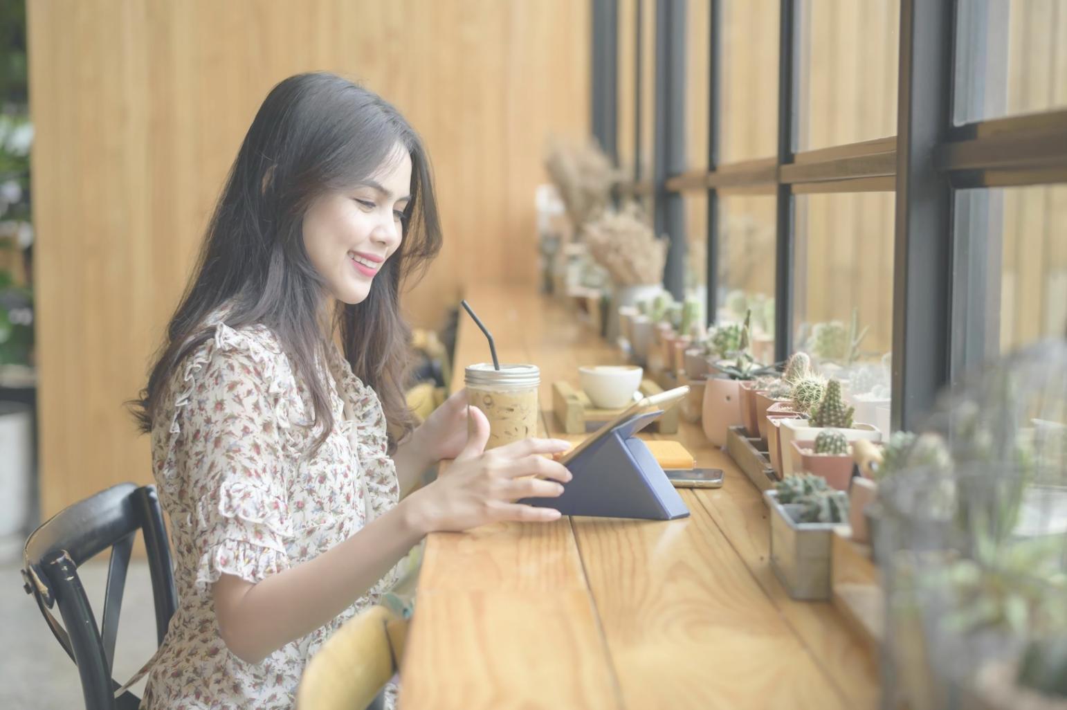 Financial planning session showing weekly budget breakdown and practical money management tools