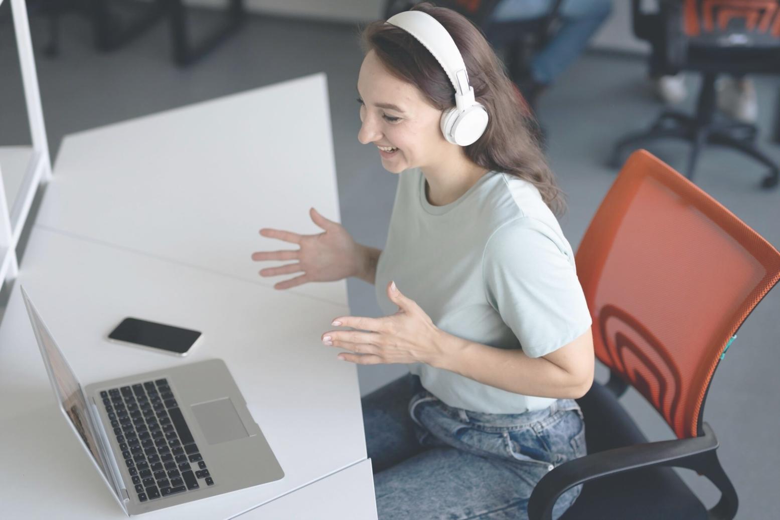 Digital budgeting tools showing weekly expense tracking